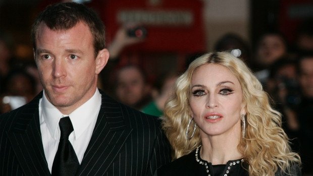 Εξαλλος ο δικαστής με Μαντόνα-Ρίτσι: «Καταστρέφετε την παιδική ηλικία του Ρόκο» [εικόνες]  | iefimerida.gr 1