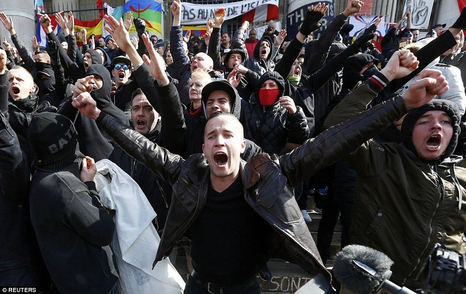 Συγκρούσεις στο κέντρο των Βρυξελλών -Μάχες σώμα με σώμα ακροδεξιών με ΜΑΤ [εικόνες] | iefimerida.gr 2