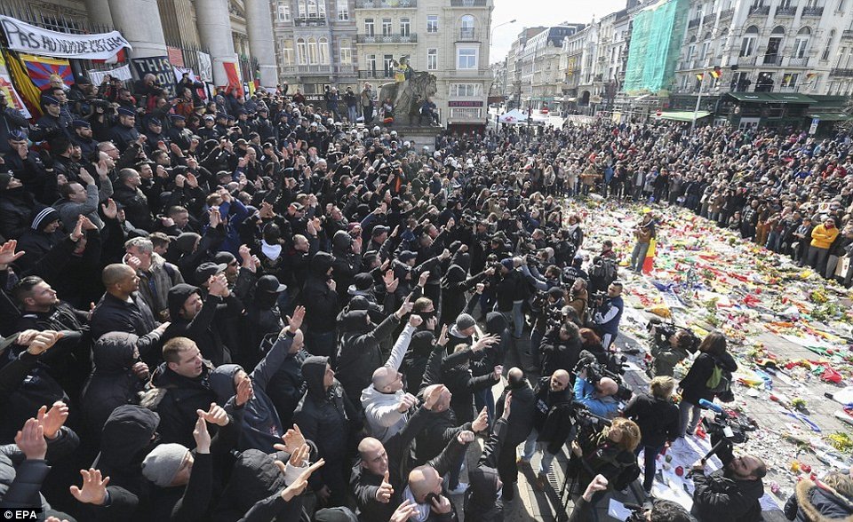 Συγκρούσεις στο κέντρο των Βρυξελλών -Μάχες σώμα με σώμα ακροδεξιών με ΜΑΤ [εικόνες] | iefimerida.gr 1