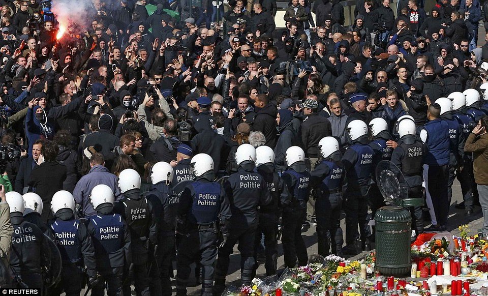 Συγκρούσεις στο κέντρο των Βρυξελλών -Μάχες σώμα με σώμα ακροδεξιών με ΜΑΤ [εικόνες] | iefimerida.gr 3