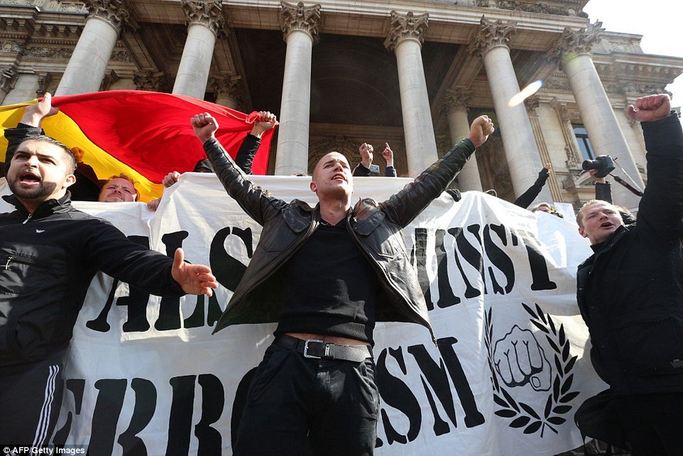 Συγκρούσεις στο κέντρο των Βρυξελλών -Μάχες σώμα με σώμα ακροδεξιών με ΜΑΤ [εικόνες] | iefimerida.gr 8