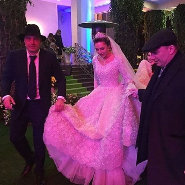 Ο γάμος της απόλυτης χλιδής -Νυφικό 25 εκατ. και καλεσμένοι σταρ επί πληρωμή [εικόνες] | iefimerida.gr 3