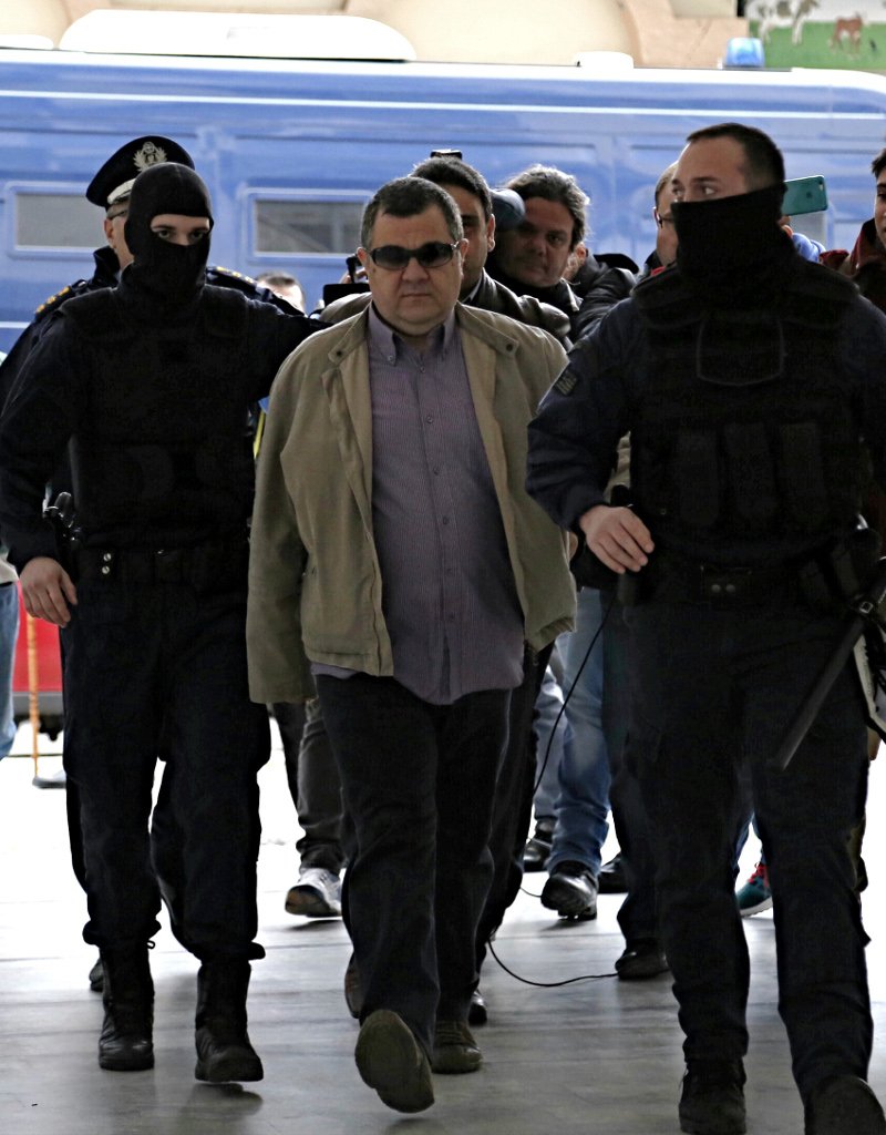 Γιούχαραν τον Ρουπακιά καθώς έμπαινε, ελεύθερος, σπίτι του -«Αλήτη δολοφόνε» του φώναζαν [εικόνες] | iefimerida.gr 0