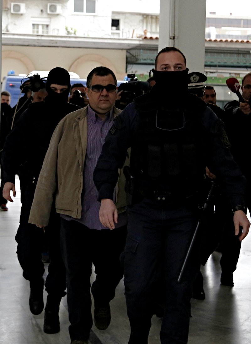 Γιούχαραν τον Ρουπακιά καθώς έμπαινε, ελεύθερος, σπίτι του -«Αλήτη δολοφόνε» του φώναζαν [εικόνες] | iefimerida.gr 2