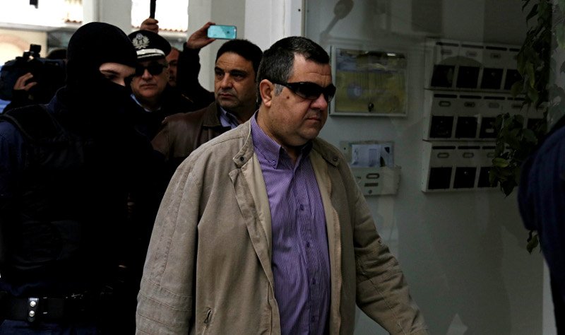 Γιούχαραν τον Ρουπακιά καθώς έμπαινε, ελεύθερος, σπίτι του -«Αλήτη δολοφόνε» του φώναζαν [εικόνες] | iefimerida.gr 5