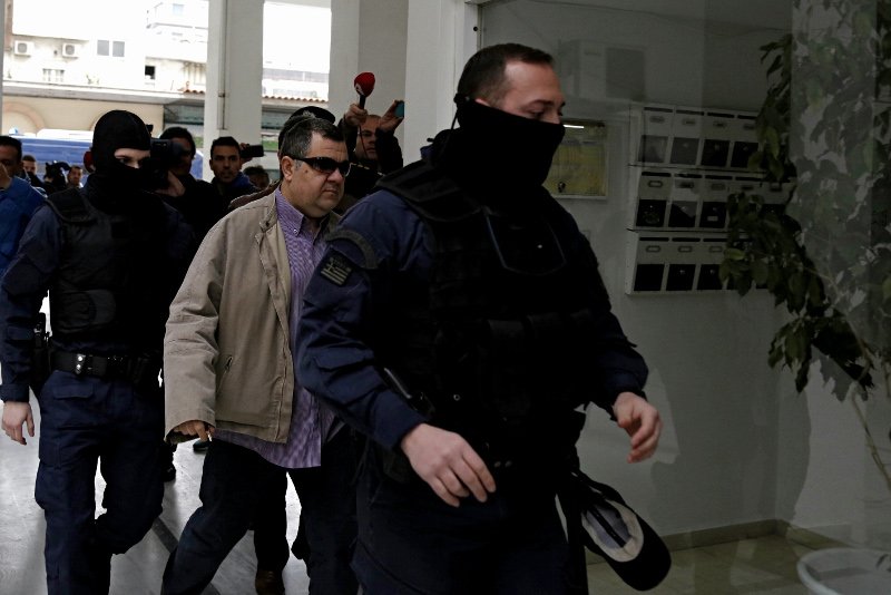 Γιούχαραν τον Ρουπακιά καθώς έμπαινε, ελεύθερος, σπίτι του -«Αλήτη δολοφόνε» του φώναζαν [εικόνες] | iefimerida.gr 6