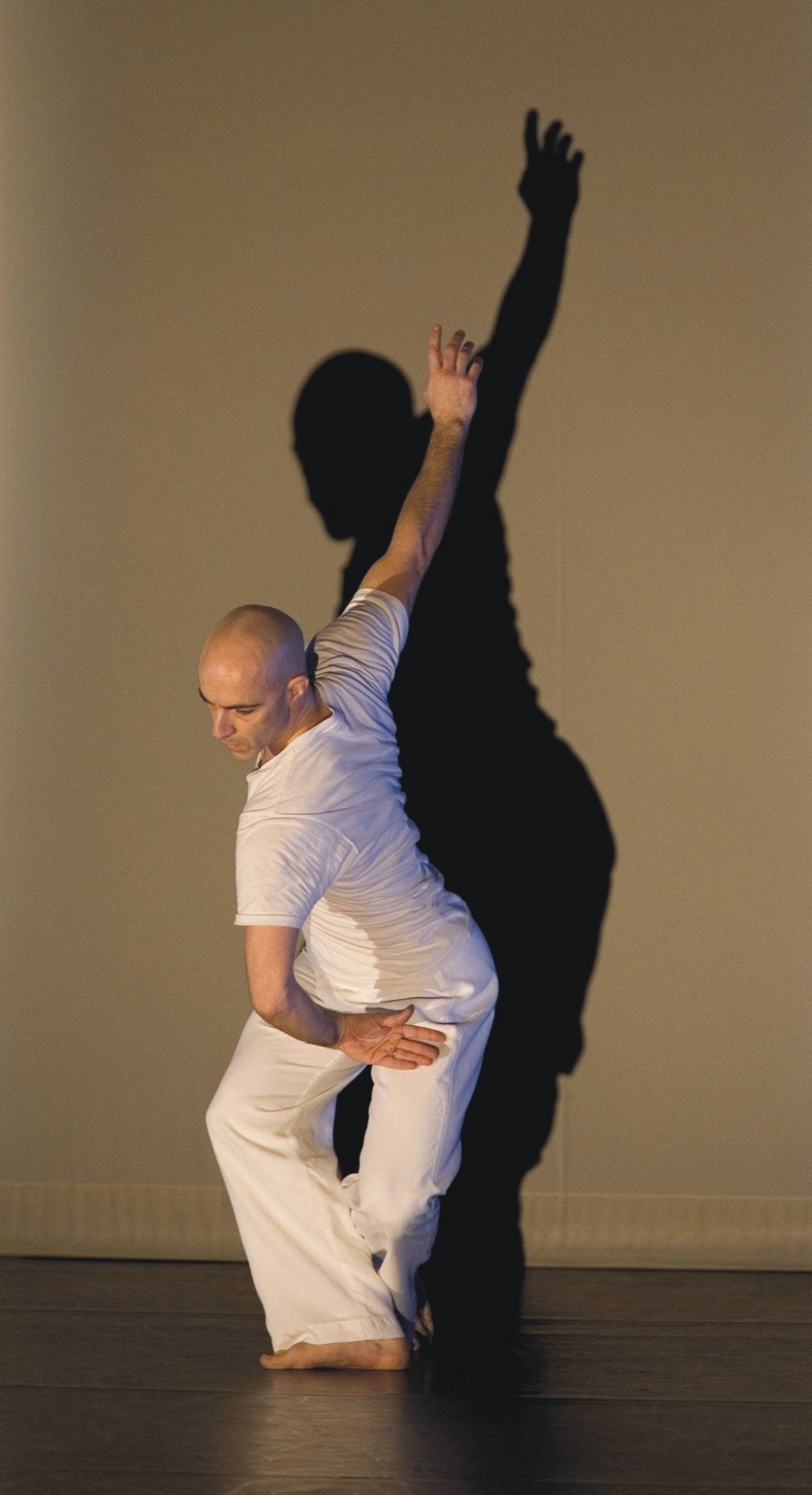 Ο καινοτόμος χορογράφος Ράσσελ Μάλιφαντ ακροβατεί ανάμεσα στο φως και την κίνηση [εικόνες] | iefimerida.gr 1