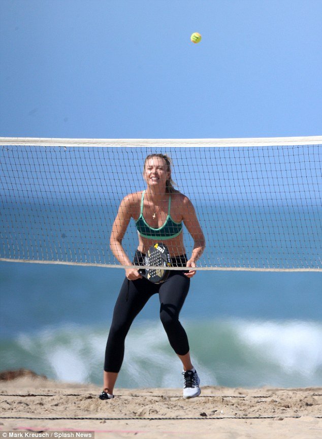 Η Σαράποβα, αφού βρέθηκε ντοπέ, έβαλε μαγιό, κολάν και πήγε παραλία για τένις [εικόνες] | iefimerida.gr 1