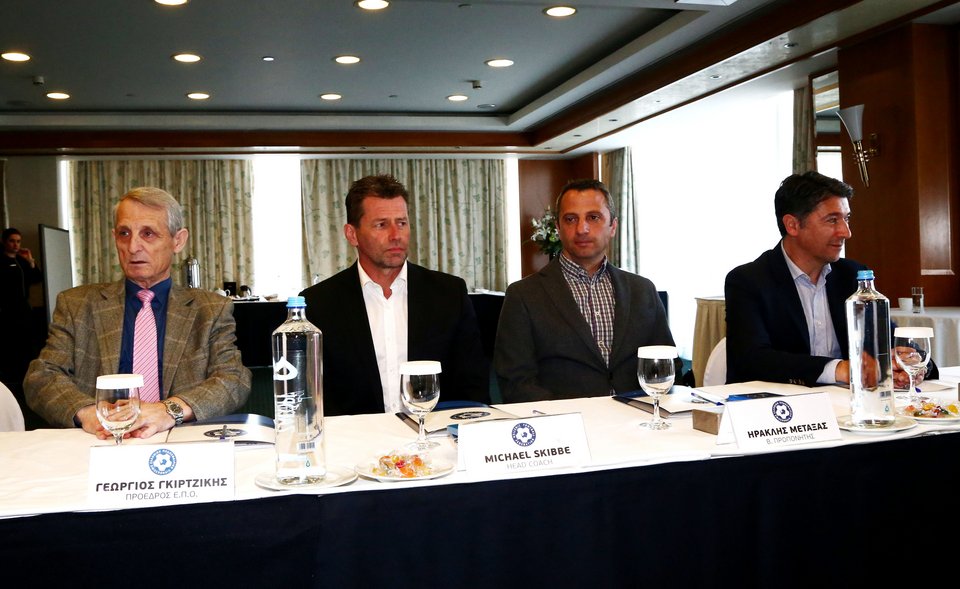 Συνάντηση Σκίμπε με τους προπονητές των ομάδων της Super League - Ετσι θα βελτιώσουν τον Ελληνα ποδοσφαιριστή [εικόνες] | iefimerida.gr 0