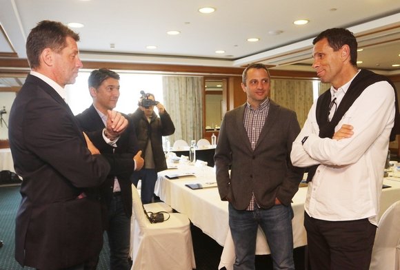 Συνάντηση Σκίμπε με τους προπονητές των ομάδων της Super League - Ετσι θα βελτιώσουν τον Ελληνα ποδοσφαιριστή [εικόνες] | iefimerida.gr 1