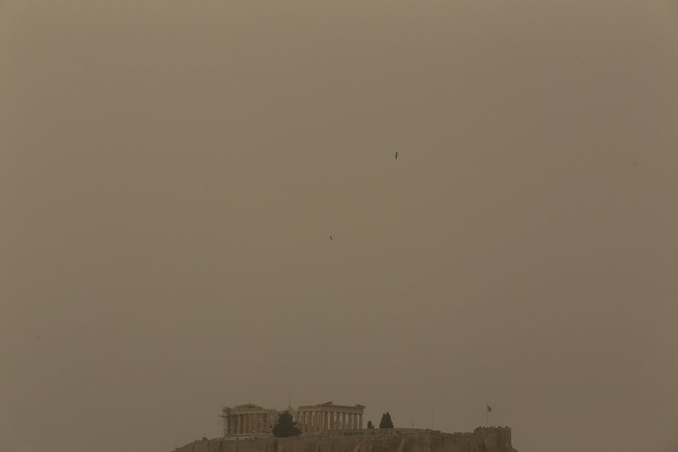 Ενα κίτρινο χαλί πάνω από την Αθήνα -Η αφρικανική σκόνη «σκέπασε» και την Ακρόπολη [εικόνες] | iefimerida.gr 2