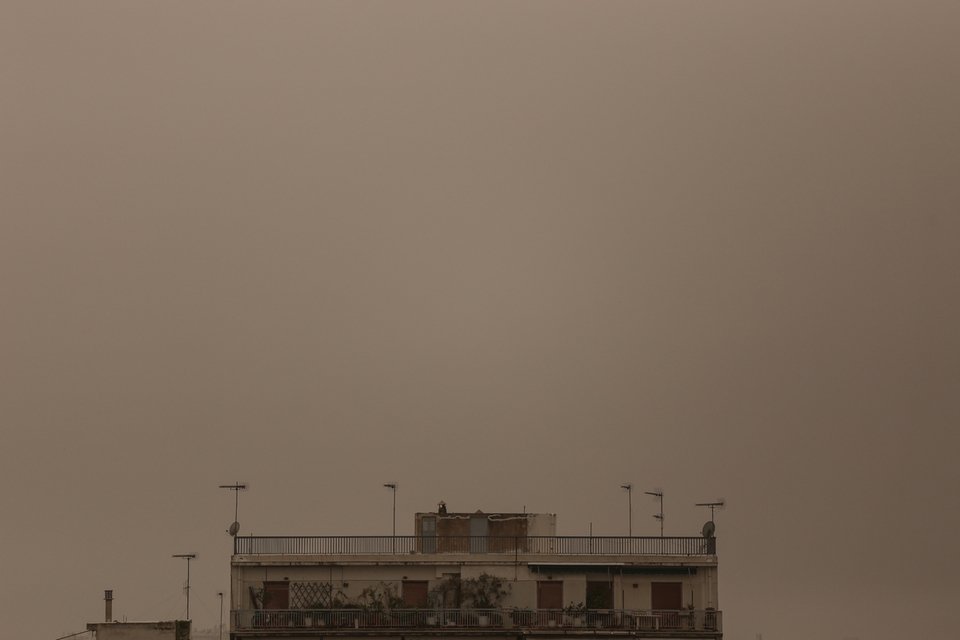 Ενα κίτρινο χαλί πάνω από την Αθήνα -Η αφρικανική σκόνη «σκέπασε» και την Ακρόπολη [εικόνες] | iefimerida.gr 3
