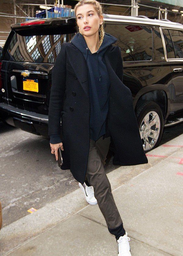 Τι είναι το ντύσιμο του... καναπέ που υιοθετούν όλο και περισσότερες γυναίκες [εικόνες] | iefimerida.gr 0