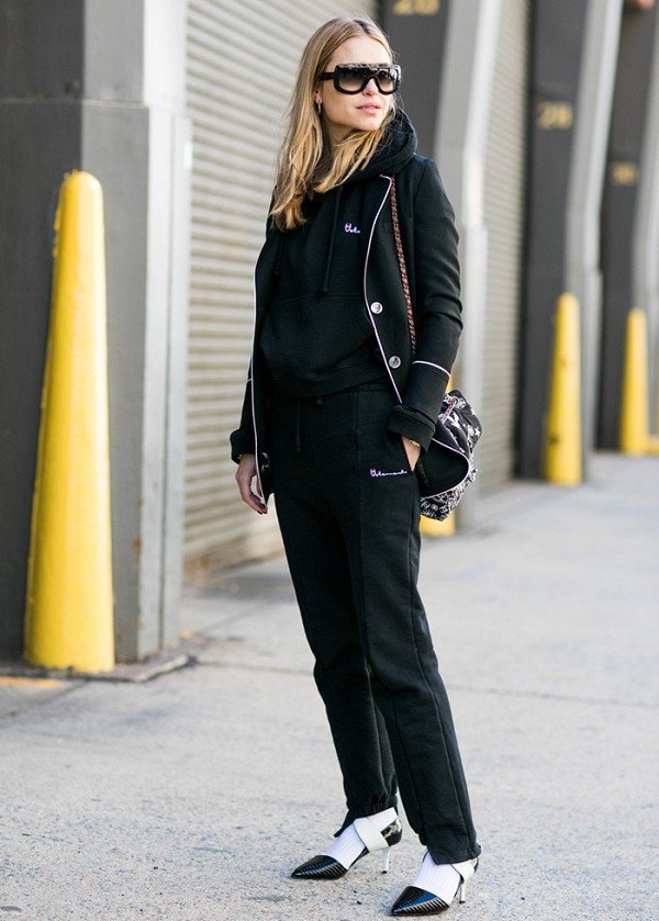 Τι είναι το ντύσιμο του... καναπέ που υιοθετούν όλο και περισσότερες γυναίκες [εικόνες] | iefimerida.gr 4