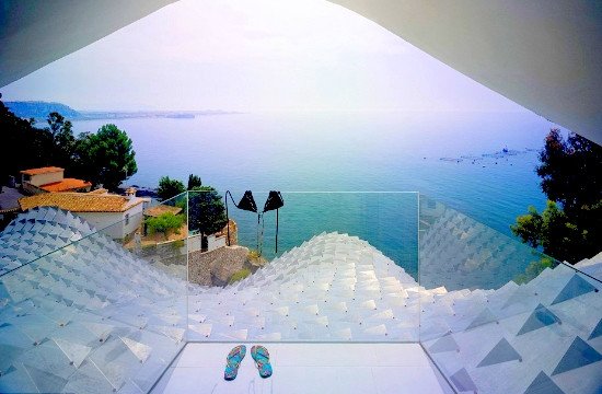 Το σπίτι «κύμα»: Εχει κλίση 42 μοιρών και κρέμεται από τον βράχο [εικόνες]  | iefimerida.gr 0