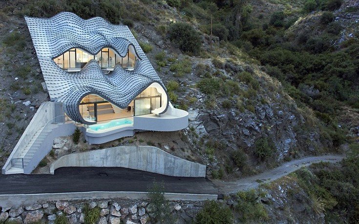 Το σπίτι «κύμα»: Εχει κλίση 42 μοιρών και κρέμεται από τον βράχο [εικόνες]  | iefimerida.gr 1