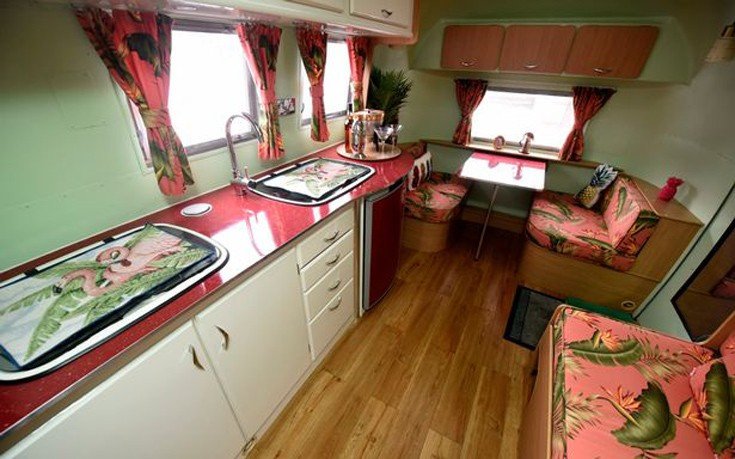 Γυναίκα που «ζει» στο 1950 -Μετέτρεψε το σπίτι σε ένα εκκεντρικό vintage παράδεισο [εικόνες]  | iefimerida.gr 5