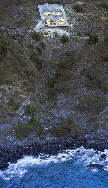 Το σπίτι «κύμα»: Εχει κλίση 42 μοιρών και κρέμεται από τον βράχο [εικόνες]  | iefimerida.gr 2