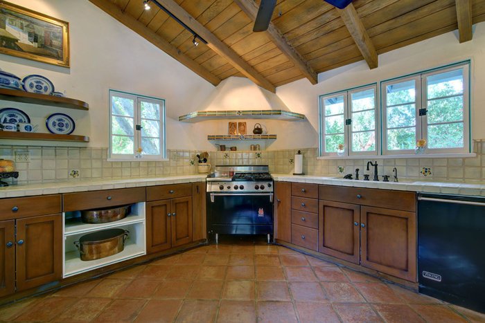 Το χλιδάτο αρχοντικό του Κάρι Γκραντ -Ξύλινα τζάκια και πλακάκια από τερακότα [εικόνες] 			 | iefimerida.gr 2