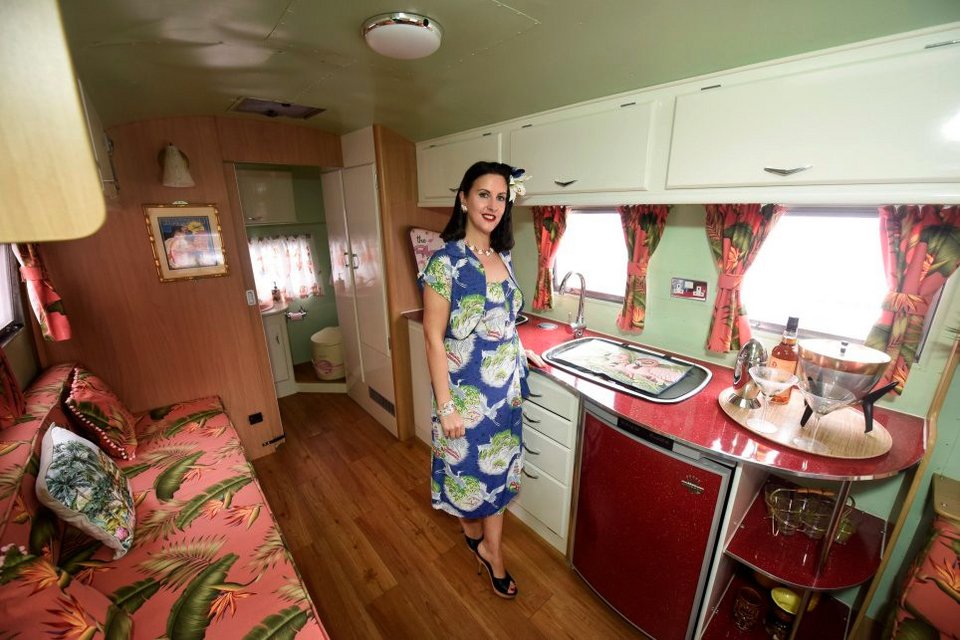 Γυναίκα που «ζει» στο 1950 -Μετέτρεψε το σπίτι σε ένα εκκεντρικό vintage παράδεισο [εικόνες]  | iefimerida.gr 4