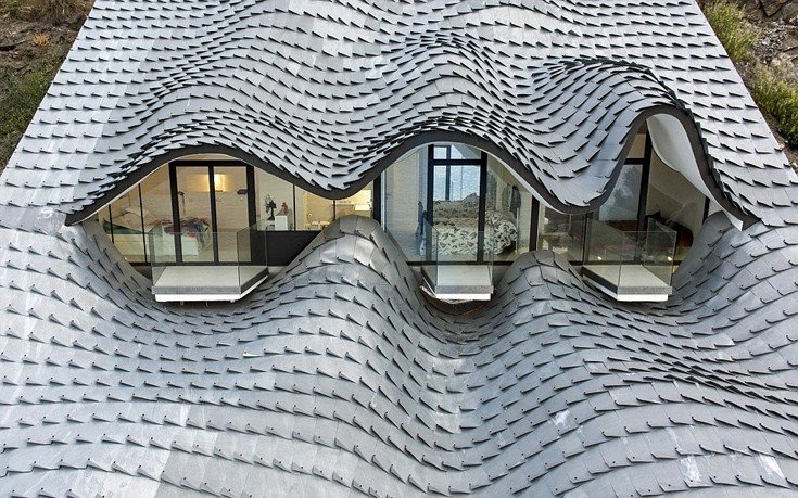 Το σπίτι «κύμα»: Εχει κλίση 42 μοιρών και κρέμεται από τον βράχο [εικόνες]  | iefimerida.gr 4