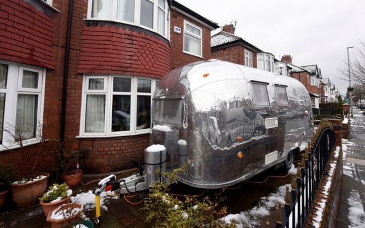 Γυναίκα που «ζει» στο 1950 -Μετέτρεψε το σπίτι σε ένα εκκεντρικό vintage παράδεισο [εικόνες]  | iefimerida.gr 6