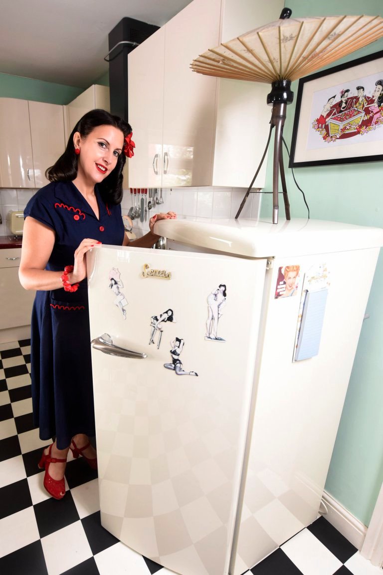 Γυναίκα που «ζει» στο 1950 -Μετέτρεψε το σπίτι σε ένα εκκεντρικό vintage παράδεισο [εικόνες]  | iefimerida.gr 0