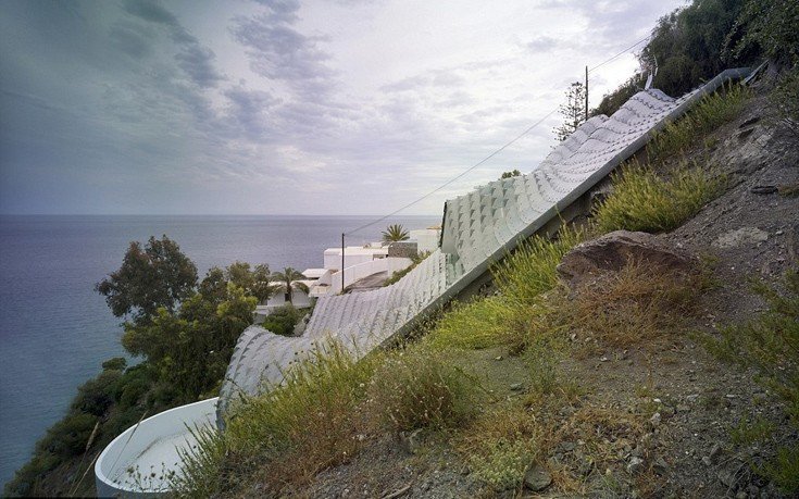 Το σπίτι «κύμα»: Εχει κλίση 42 μοιρών και κρέμεται από τον βράχο [εικόνες]  | iefimerida.gr 5