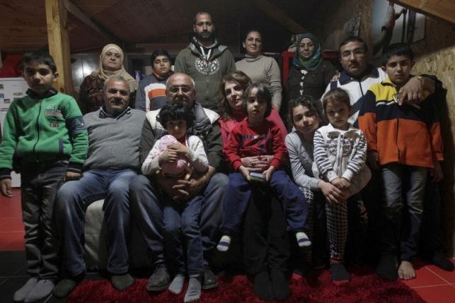 «Ζούμε σαν μία μεγάλη οικογένεια, 22 ατόμων» -50χρονος Ελληνας εξηγεί γιατί φιλοξενεί πρόσφυγες [εικόνες] | iefimerida.gr 0