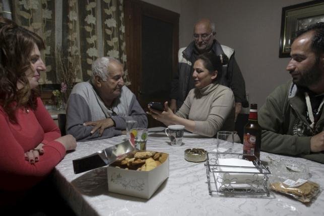 «Ζούμε σαν μία μεγάλη οικογένεια, 22 ατόμων» -50χρονος Ελληνας εξηγεί γιατί φιλοξενεί πρόσφυγες [εικόνες] | iefimerida.gr 1