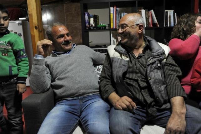 «Ζούμε σαν μία μεγάλη οικογένεια, 22 ατόμων» -50χρονος Ελληνας εξηγεί γιατί φιλοξενεί πρόσφυγες [εικόνες] | iefimerida.gr 3