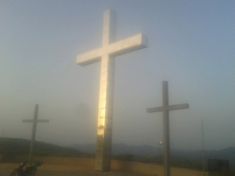 Θυελλώδεις άνεμοι έριξαν τον τεράστιο μεταλλικό Σταυρό στον Σκινέ Χανίων [εικόνες] | iefimerida.gr 1