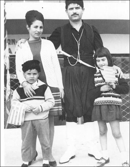 O Θεοδωράκης αναπολεί τα παιδικά του χρόνια στην παρέλαση [εικόνες] | iefimerida.gr 0