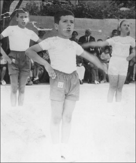 O Θεοδωράκης αναπολεί τα παιδικά του χρόνια στην παρέλαση [εικόνες] | iefimerida.gr 1