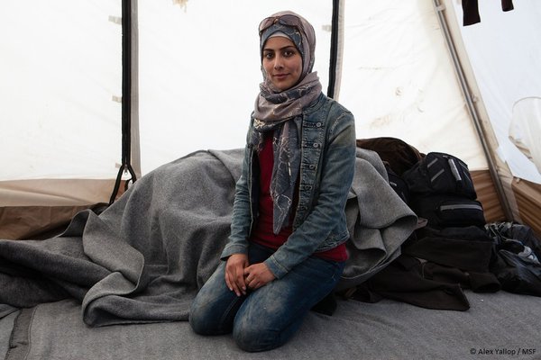 Νεαρή Σύρια έπαιξε πιάνο στον λασπότοπο της Ειδομένης [εικόνες & βίντεο]  | iefimerida.gr 4