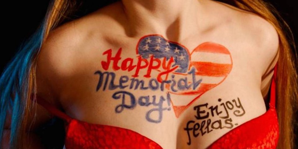 Tittygram -Στείλε μια ευχή γραμμένη σε γυναικείο στήθος [εικόνες+βίντεο] | iefimerida.gr 4