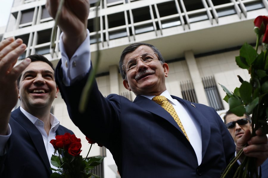 Τσίπρας στην Τουρκία: Τριαντάφυλλα, μπουζούκι και χαμόγελα με Νταβούτογλου | iefimerida.gr 0