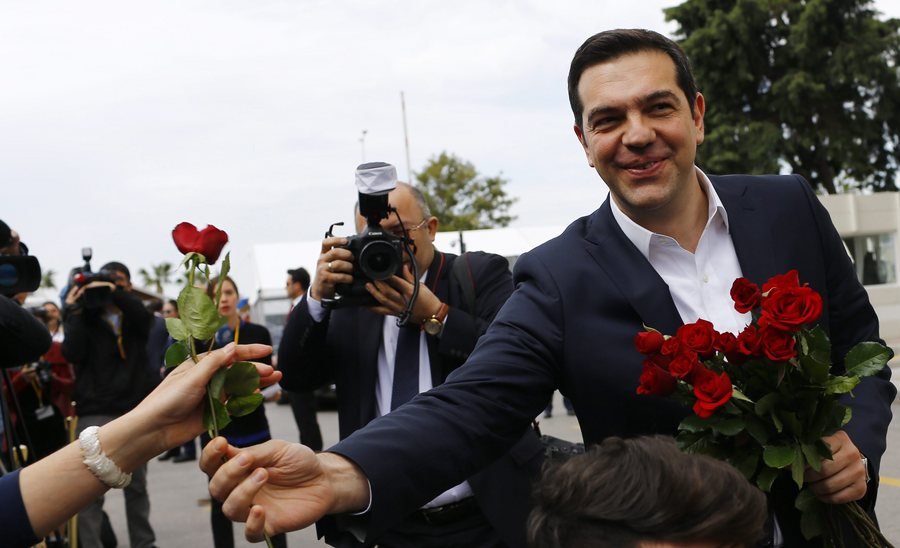 Τσίπρας στην Τουρκία: Τριαντάφυλλα, μπουζούκι και χαμόγελα με Νταβούτογλου | iefimerida.gr 1
