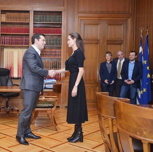 To Twitter ξεσαλώνει για την Τζολί: Η έξαλλη Περιστέρα και ο «μπιγκ φαν» Καρανίκας [εικόνες] | iefimerida.gr 17