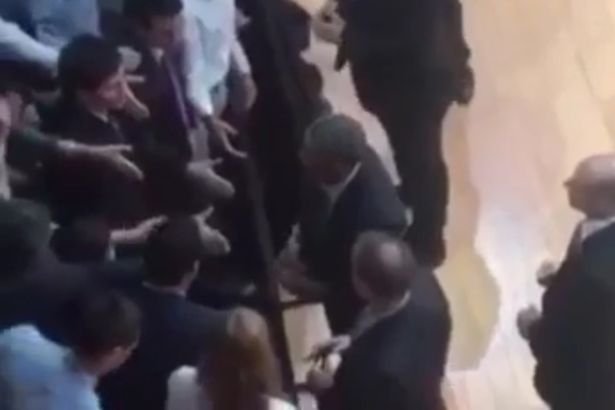 Σάλος με βίντεο που δείχνει τον Ομπάμα να βγάζει τη βέρα του πριν χαιρετήσει νεαρούς Αργεντινούς [βίντεο] | iefimerida.gr 0