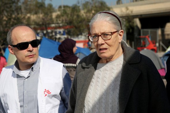 Συγκινητικός διάλογος της Ρεντγκρέιβ με πρόσφυγα στον Πειραιά: «Συγχώρα με» του είπε [εικόνες & βίντεο] | iefimerida.gr 0