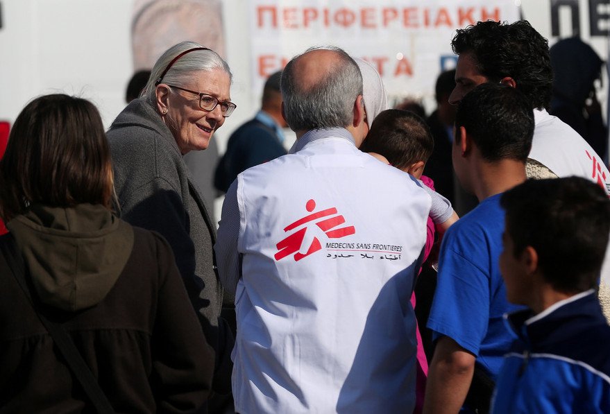 Συγκινητικός διάλογος της Ρεντγκρέιβ με πρόσφυγα στον Πειραιά: «Συγχώρα με» του είπε [εικόνες & βίντεο] | iefimerida.gr 1