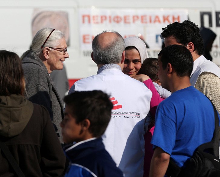 Συγκινητικός διάλογος της Ρεντγκρέιβ με πρόσφυγα στον Πειραιά: «Συγχώρα με» του είπε [εικόνες & βίντεο] | iefimerida.gr 2