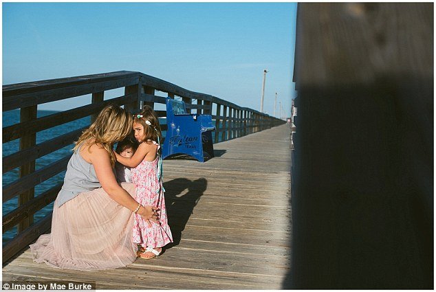 Μητέρα θηλάζει  ταυτόχρονα τις κόρες της και προκαλεί σάλο [εικόνες] | iefimerida.gr 8