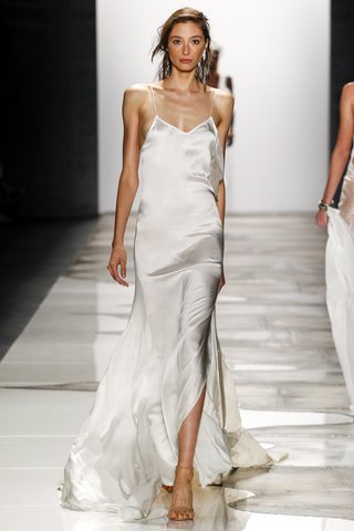 Η φετινή μόδα στα νυφικά -Χωρίς όγκο,λίγο boho, διαφορετικά από τα συνηθισμένα [εικόνες] | iefimerida.gr 10