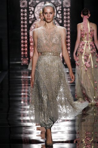 Η φετινή μόδα στα νυφικά -Χωρίς όγκο,λίγο boho, διαφορετικά από τα συνηθισμένα [εικόνες] | iefimerida.gr 12