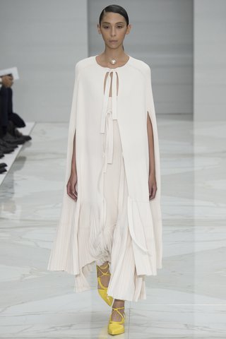 Η φετινή μόδα στα νυφικά -Χωρίς όγκο,λίγο boho, διαφορετικά από τα συνηθισμένα [εικόνες] | iefimerida.gr 16