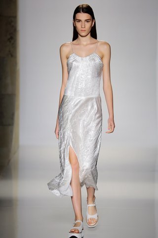 Η φετινή μόδα στα νυφικά -Χωρίς όγκο,λίγο boho, διαφορετικά από τα συνηθισμένα [εικόνες] | iefimerida.gr 21