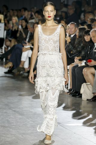 Η φετινή μόδα στα νυφικά -Χωρίς όγκο,λίγο boho, διαφορετικά από τα συνηθισμένα [εικόνες] | iefimerida.gr 22