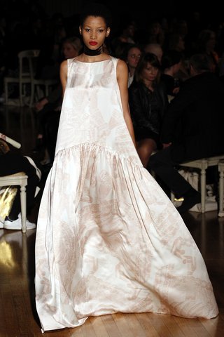 Η φετινή μόδα στα νυφικά -Χωρίς όγκο,λίγο boho, διαφορετικά από τα συνηθισμένα [εικόνες] | iefimerida.gr 9